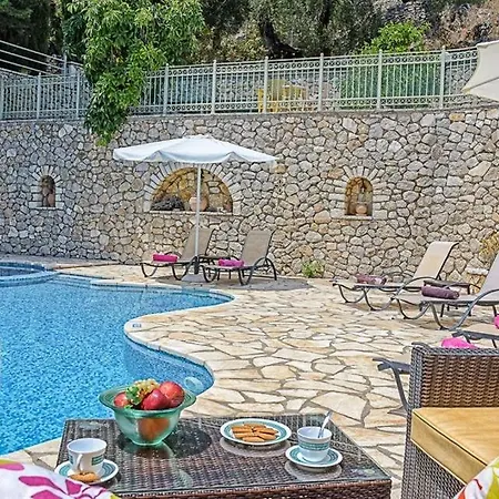 Willa Nisaki Sleeps 8 Pool Air Con Wifi *