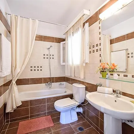 Nisaki Sleeps 8 Pool Air Con Wifi Willa *