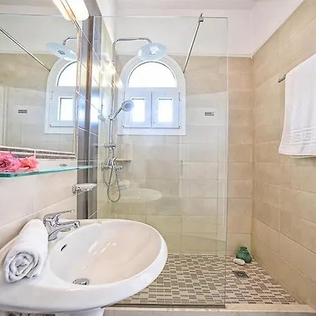 Nisaki Sleeps 8 Pool Air Con Wifi Willa *